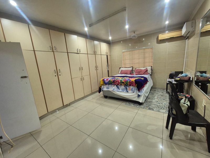 2 Bedroom house for sale in Austerville R1,250,000 - Photo 9
