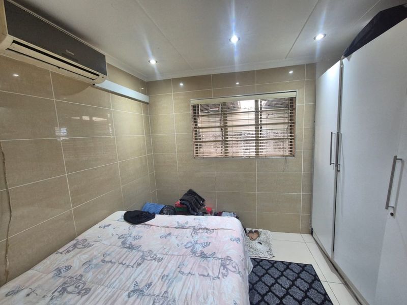 2 Bedroom house for sale in Austerville R1,250,000 - Photo 8