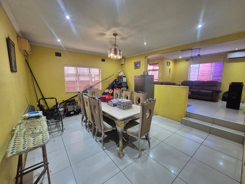 2 Bedroom house for sale in Austerville R1,250,000 - Photo 6