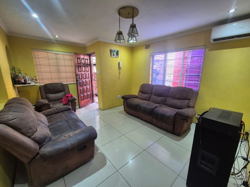 2 Bedroom house for sale in Austerville R1,250,000 - Photo 3