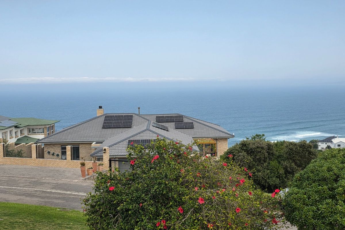 Beautiful and Spacious... Freestanding House...  Amazing Ocean Views !!! - Photo 4