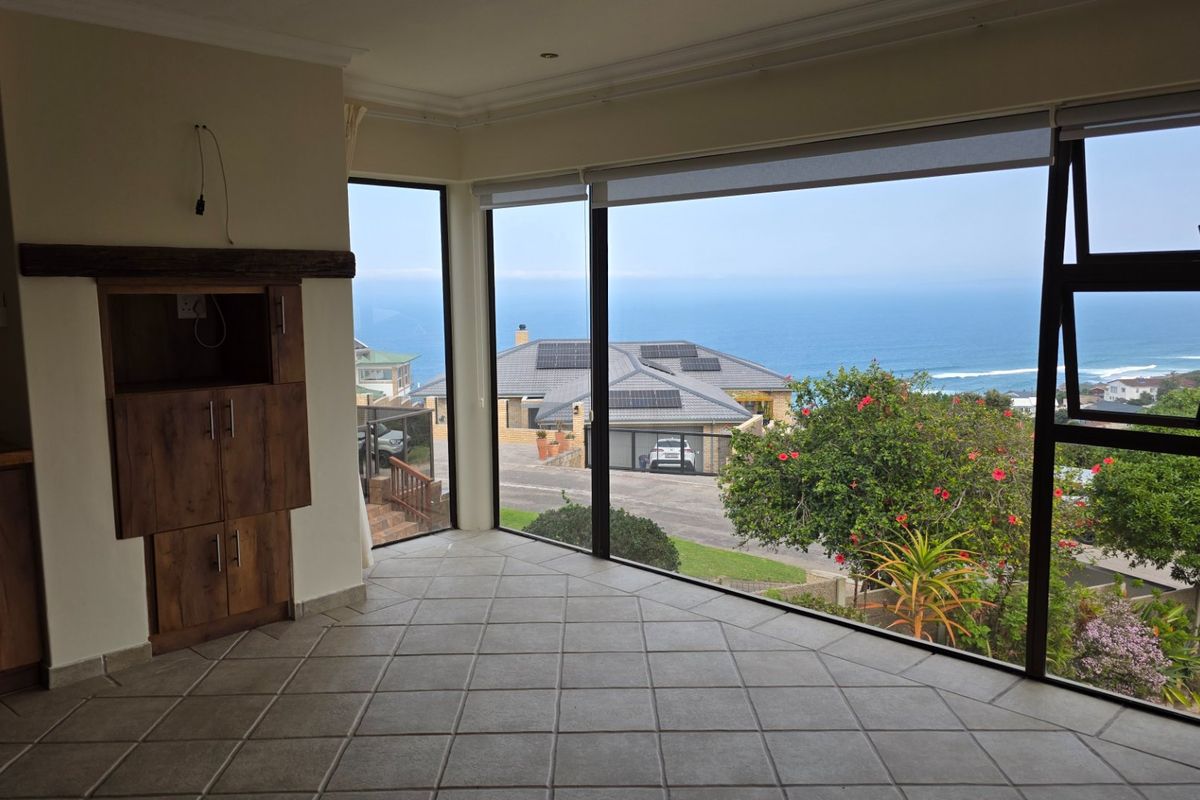 Beautiful and Spacious... Freestanding House...  Amazing Ocean Views !!! - Photo 5