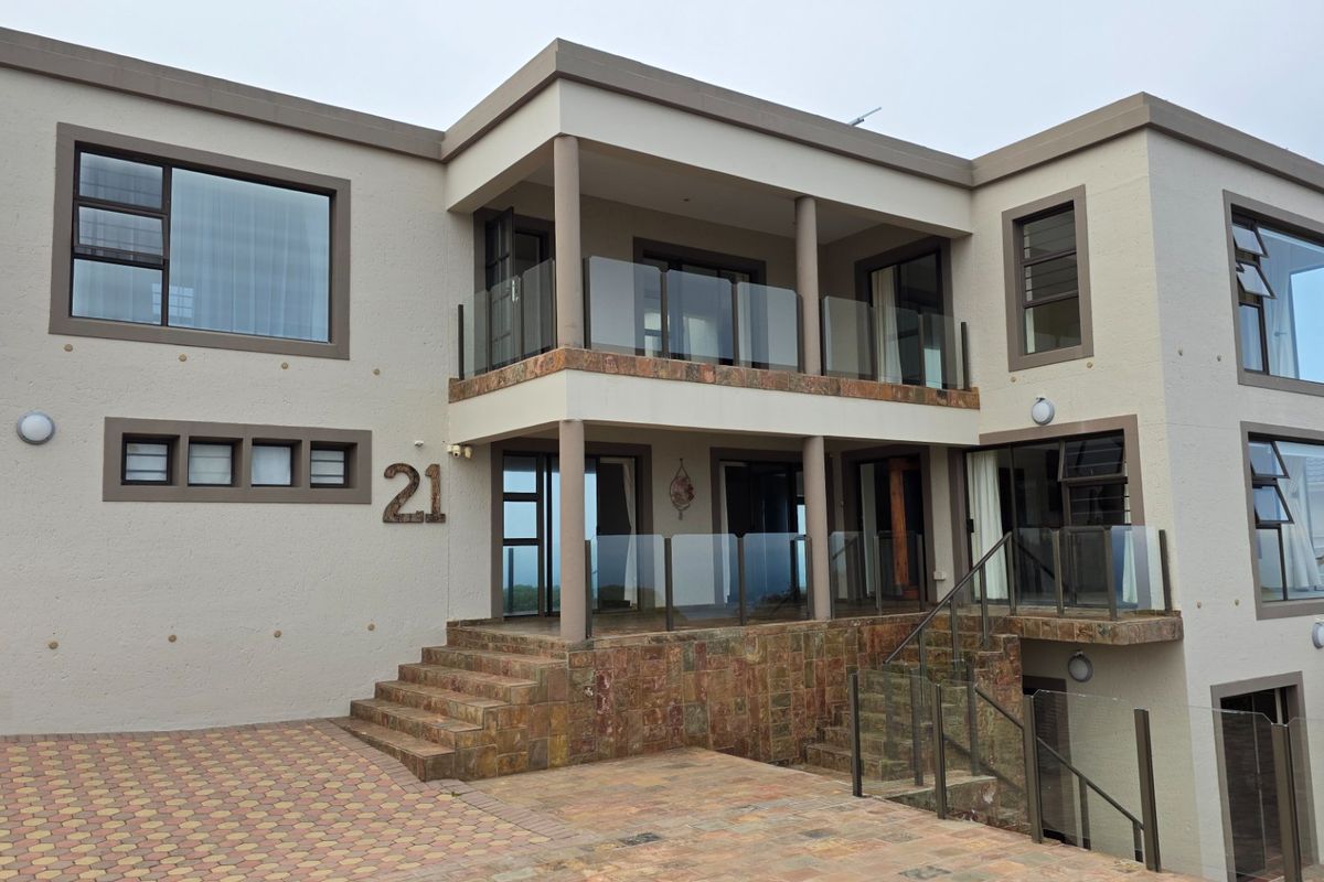Beautiful and Spacious... Freestanding House...  Amazing Ocean Views !!! - Photo 2