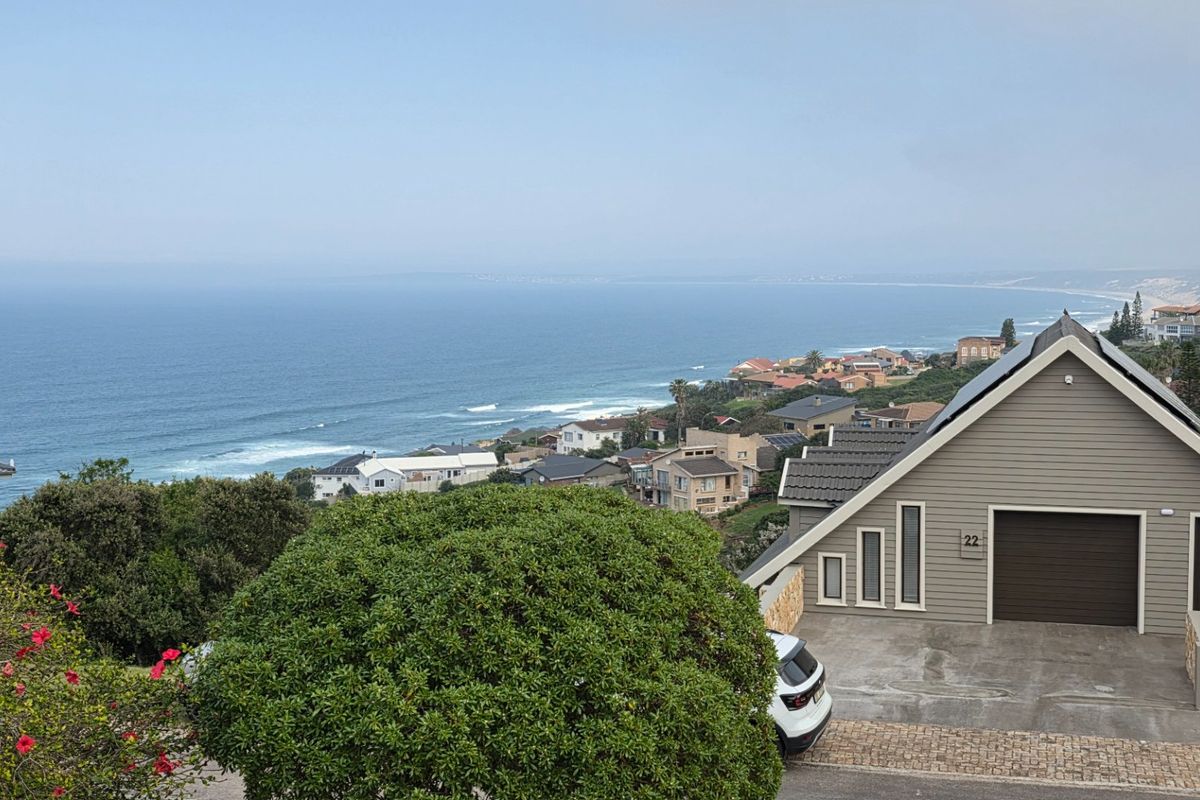 Beautiful and Spacious... Freestanding House...  Amazing Ocean Views !!! - Photo 3
