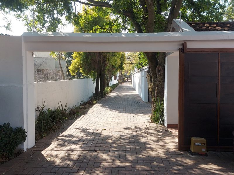 3 Bedroom Newly Refreshed Partially Furnished Family Home - Photo 3