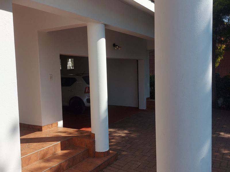 3 Bedroom Newly Refreshed Partially Furnished Family Home - Photo 4