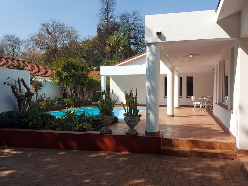 3 Bedroom Newly Refreshed Partially Furnished Family Home - Photo 2