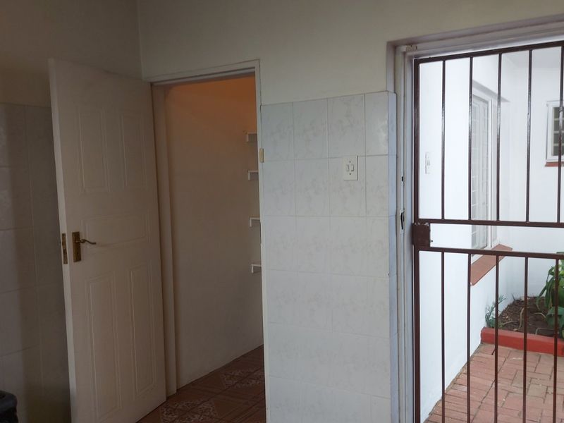3 Bedroom Newly Refreshed Partially Furnished Family Home - Photo 10