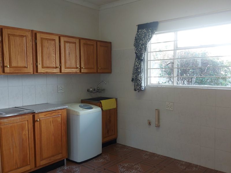 3 Bedroom Newly Refreshed Partially Furnished Family Home - Photo 9