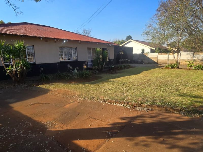 3 BED FAMILY HOME  - Meyerton Central - HUGE POTENTIAL  - Photo 2