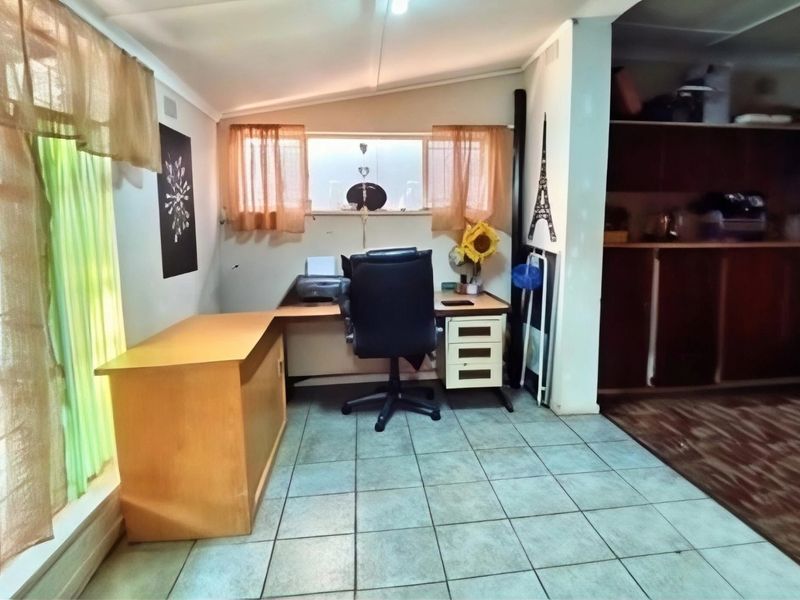 3 BED FAMILY HOME  - Meyerton Central - HUGE POTENTIAL  - Photo 7