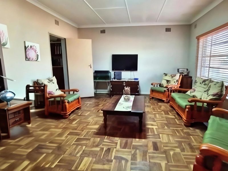 3 BED FAMILY HOME  - Meyerton Central - HUGE POTENTIAL  - Photo 4