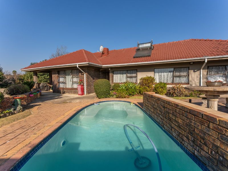 Spacious Family Home with Exceptional Extras in the Heart of Eastleigh - Photo 2
