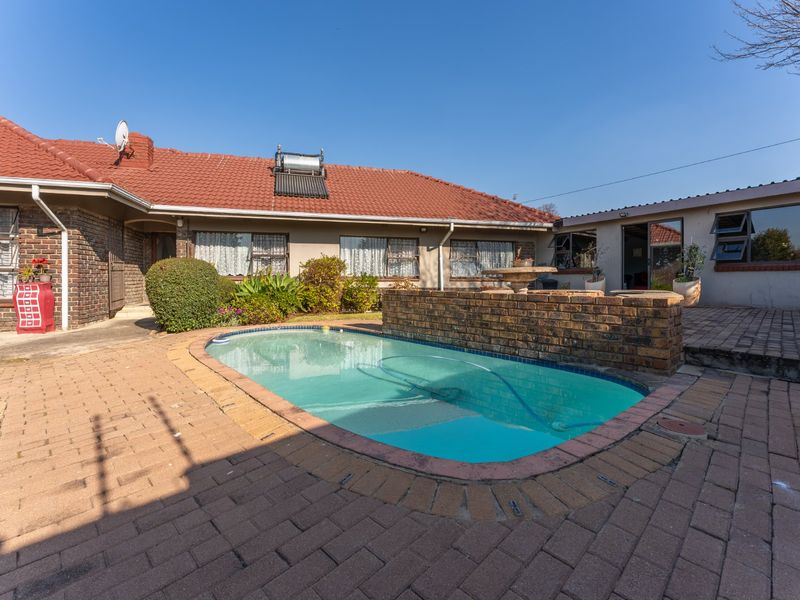 Spacious Family Home with Exceptional Extras in the Heart of Eastleigh - Photo 3