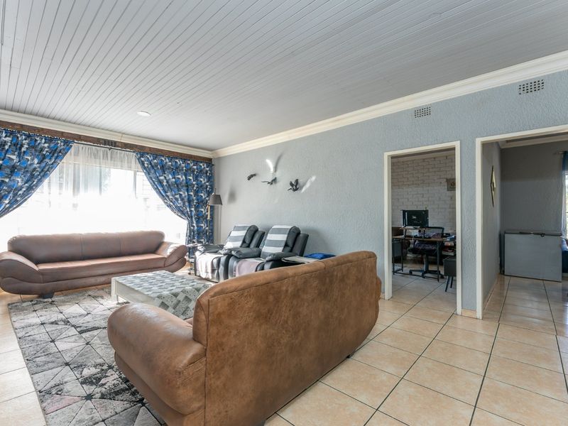 Spacious Family Home with Exceptional Extras in the Heart of Eastleigh - Photo 9