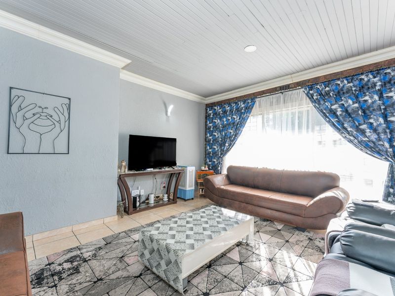 Spacious Family Home with Exceptional Extras in the Heart of Eastleigh - Photo 8