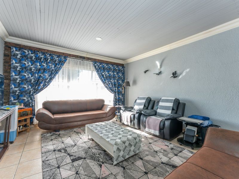 Spacious Family Home with Exceptional Extras in the Heart of Eastleigh - Photo 7