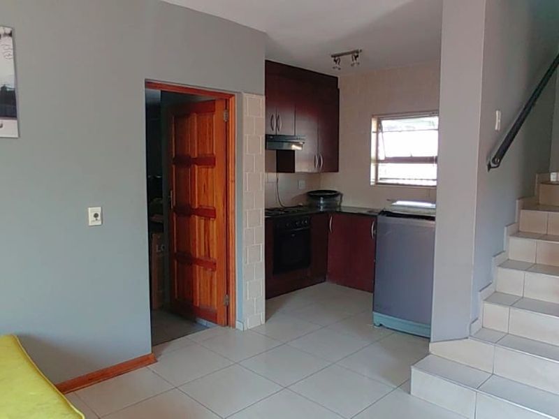 Spacious Six Bed Home in the Secure Vanderbijlpark Estate - Photo 9