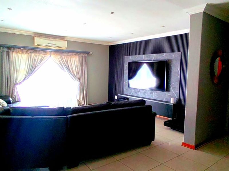 Spacious Six Bed Home in the Secure Vanderbijlpark Estate - Photo 7