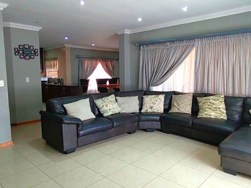 Spacious Six Bed Home in the Secure Vanderbijlpark Estate - Photo 6