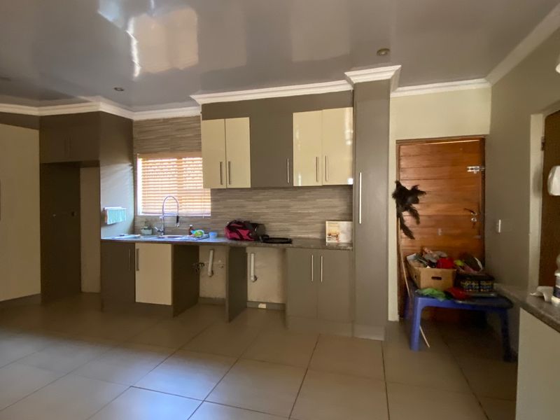 Welcome to your dream home in the highly sought-after Sharon Park Lifestyle Estate!  - Photo 5
