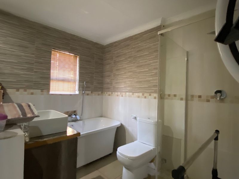 Welcome to your dream home in the highly sought-after Sharon Park Lifestyle Estate!  - Photo 10