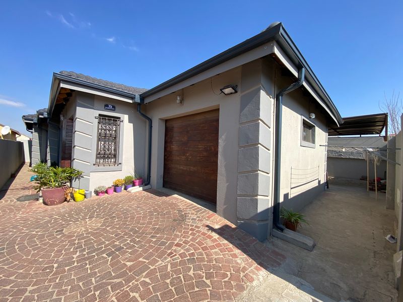 Welcome to your dream home in the highly sought-after Sharon Park Lifestyle Estate!  - Photo 1