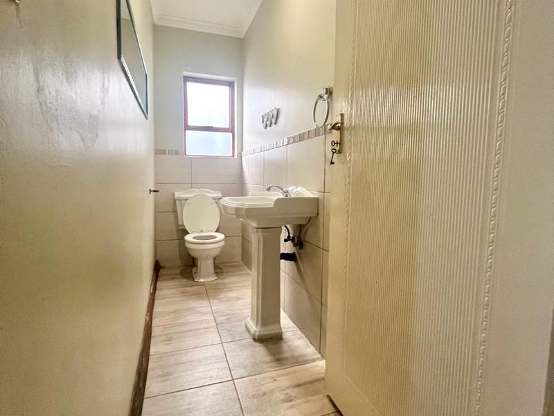 Spacious En-Suite Room in a Peaceful Shared Home - Photo 10