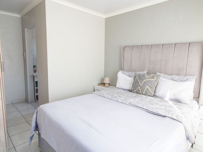Spacious Three-Bedroom Family Gem - Photo 3