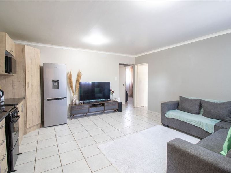Spacious Three-Bedroom Family Gem - Photo 2