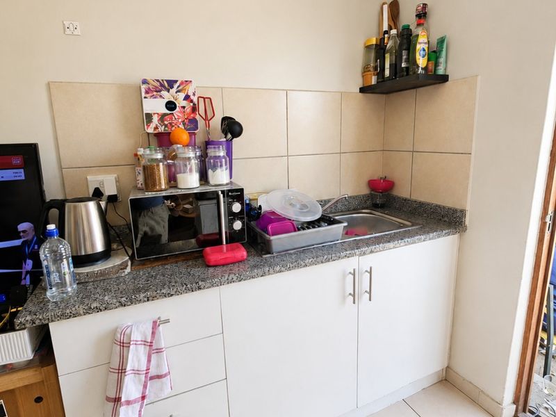 Neat & Secure 2-Bedroom Home – Perfect for First-Time Buyers! - Photo 4