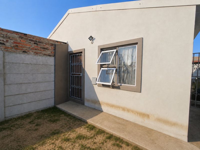 Neat & Secure 2-Bedroom Home – Perfect for First-Time Buyers! - Photo 2