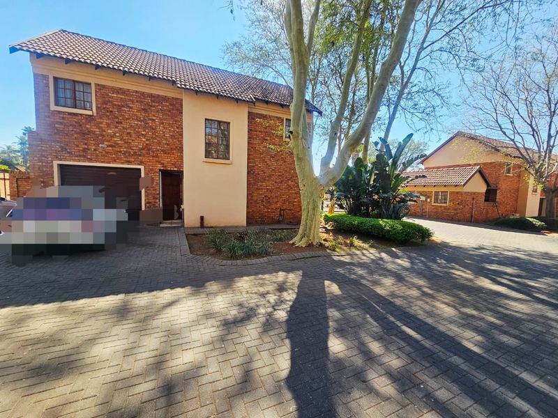 A Beautiful 3 Bedroom 2.5 Bathroom Townhouse for sale in Amandasig - Photo 2