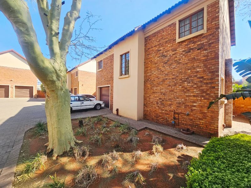 A Beautiful 3 Bedroom 2.5 Bathroom Townhouse for sale in Amandasig - Photo 3