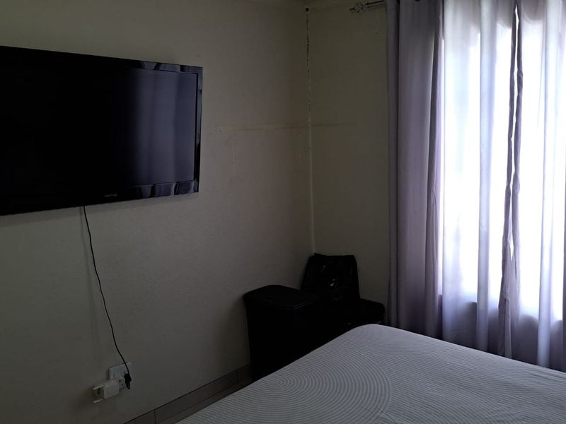 NEAT, FREESTANDING, TWO BEDROOM HOUSE - Photo 8