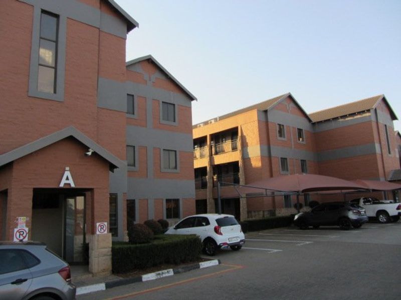 Beautiful,furnished unit in popular Bains Game Lodge - Photo 6