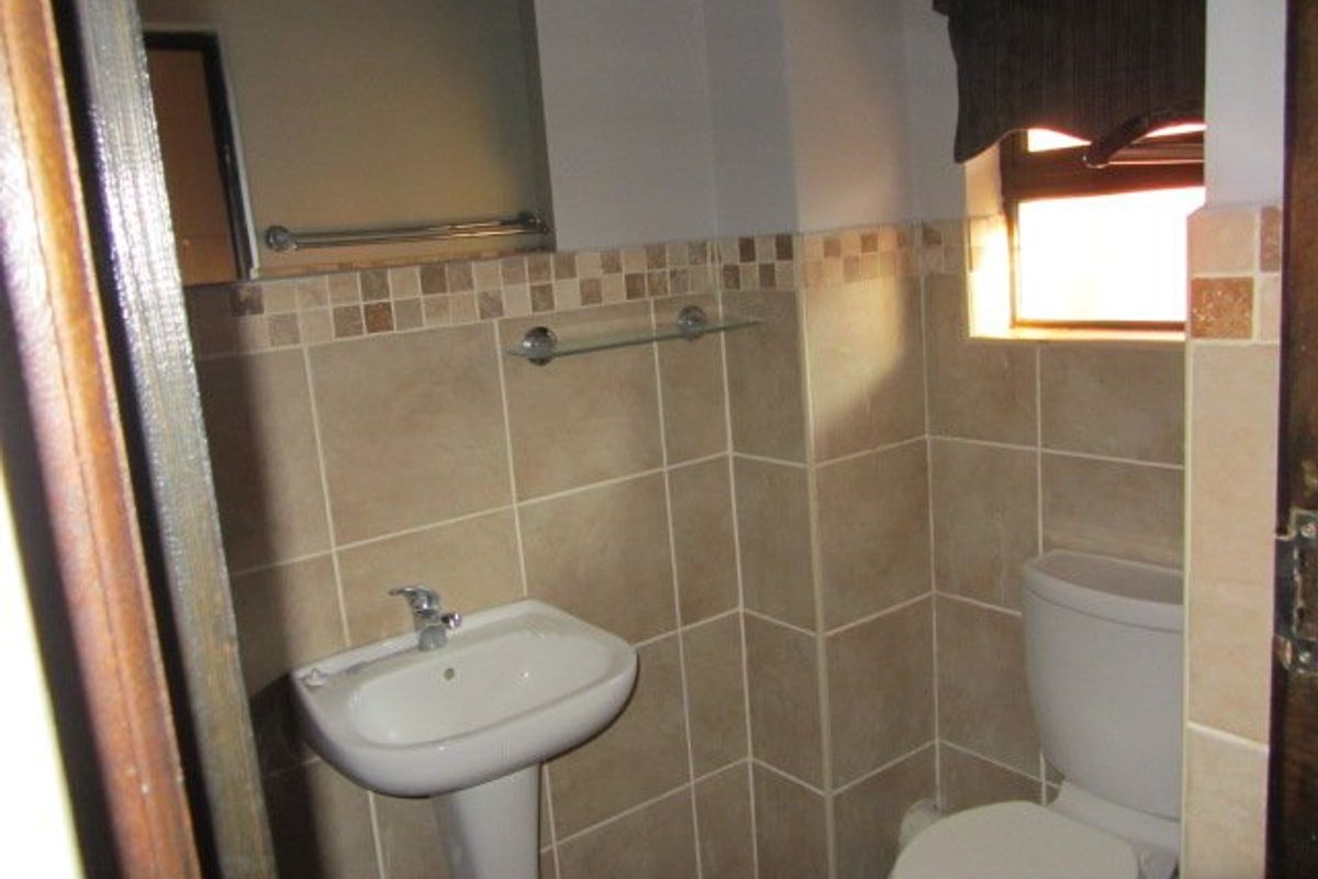 Beautiful,furnished unit in popular Bains Game Lodge - Photo 4