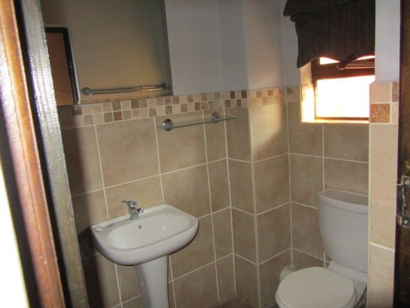 Beautiful,furnished unit in popular Bains Game Lodge - Photo 4