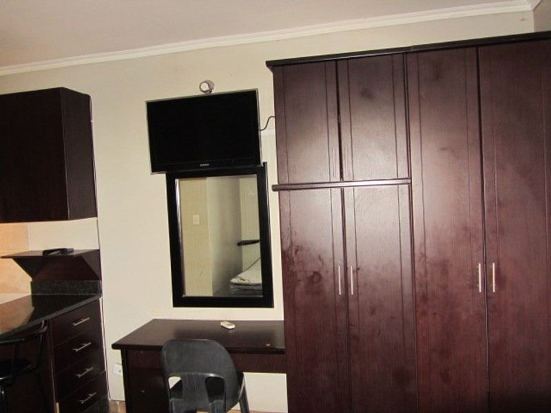 Beautiful,furnished unit in popular Bains Game Lodge - Photo 2