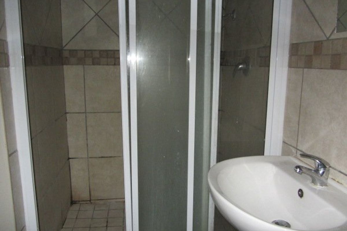 Open plan ground floor Bains Game Lodge. - Photo 3