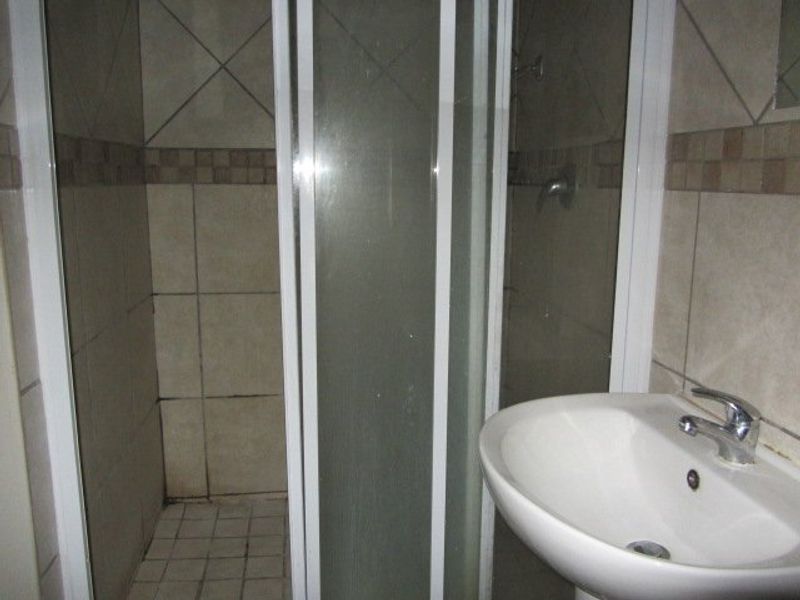 Open plan ground floor Bains Game Lodge. - Photo 3