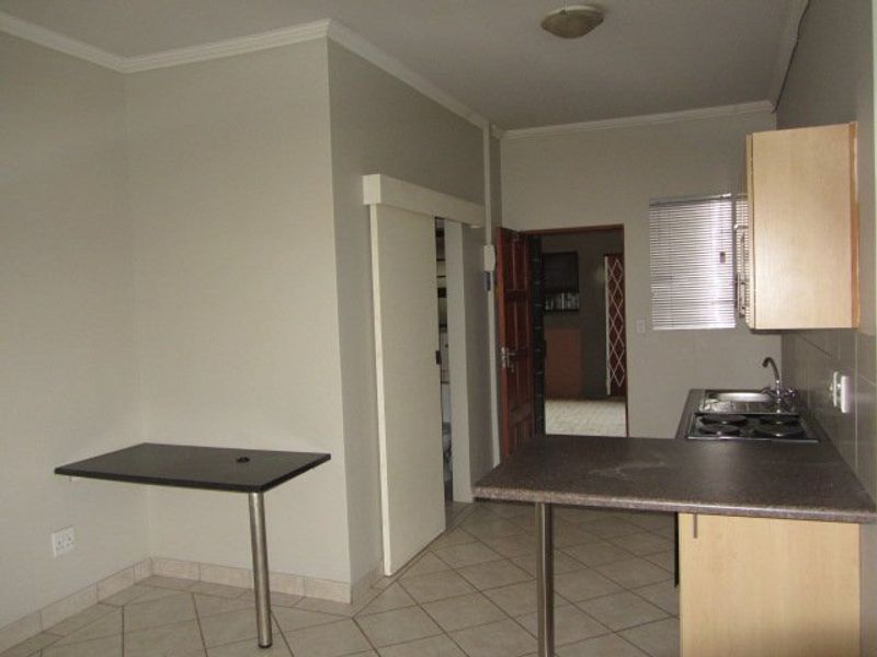 Open plan ground floor Bains Game Lodge. - Photo 7