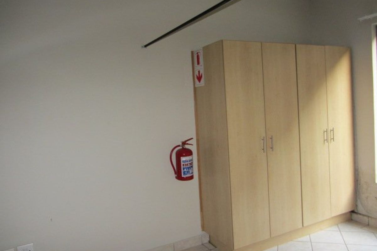 Open plan ground floor Bains Game Lodge. - Photo 5