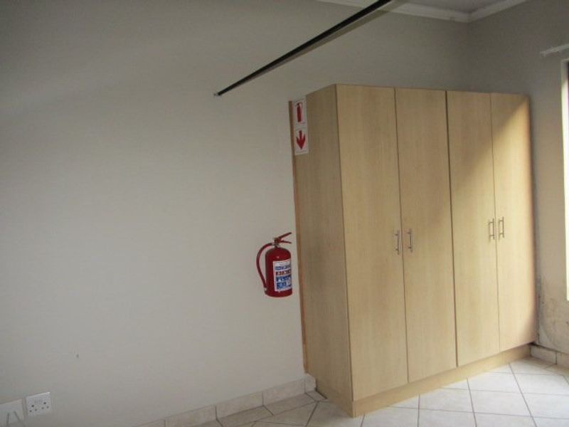 Open plan ground floor Bains Game Lodge. - Photo 5