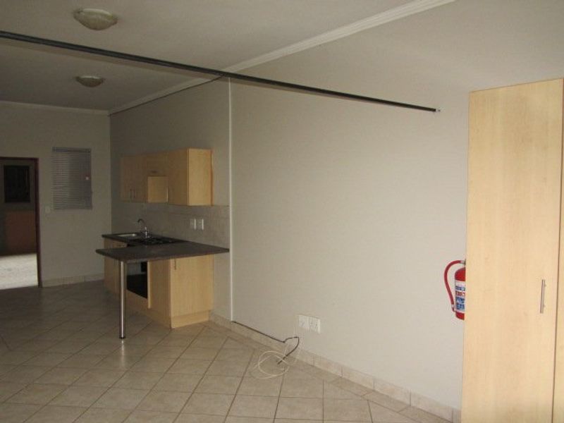 Open plan ground floor Bains Game Lodge. - Photo 6