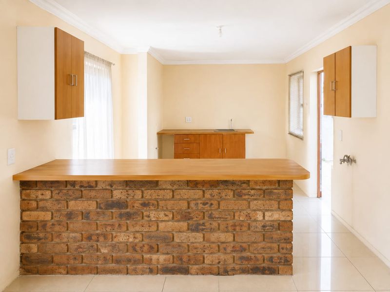 Three bedroom house for sale in  Heuweloord centurion - Photo 9