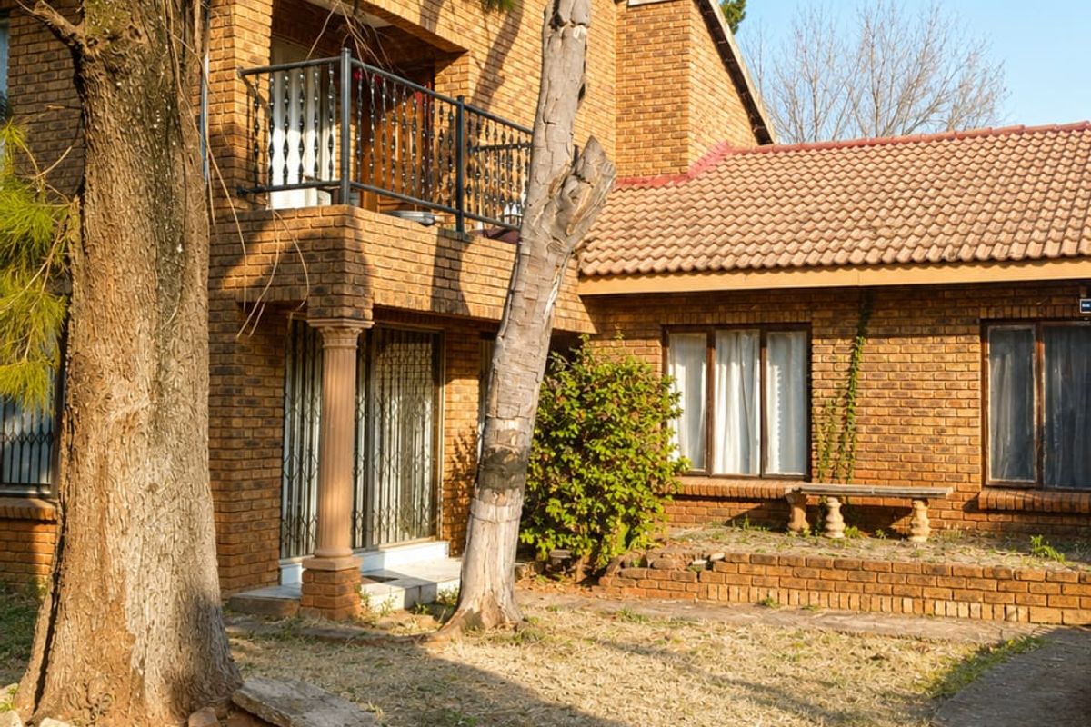 Three bedroom house for sale in  Heuweloord centurion - Photo 2