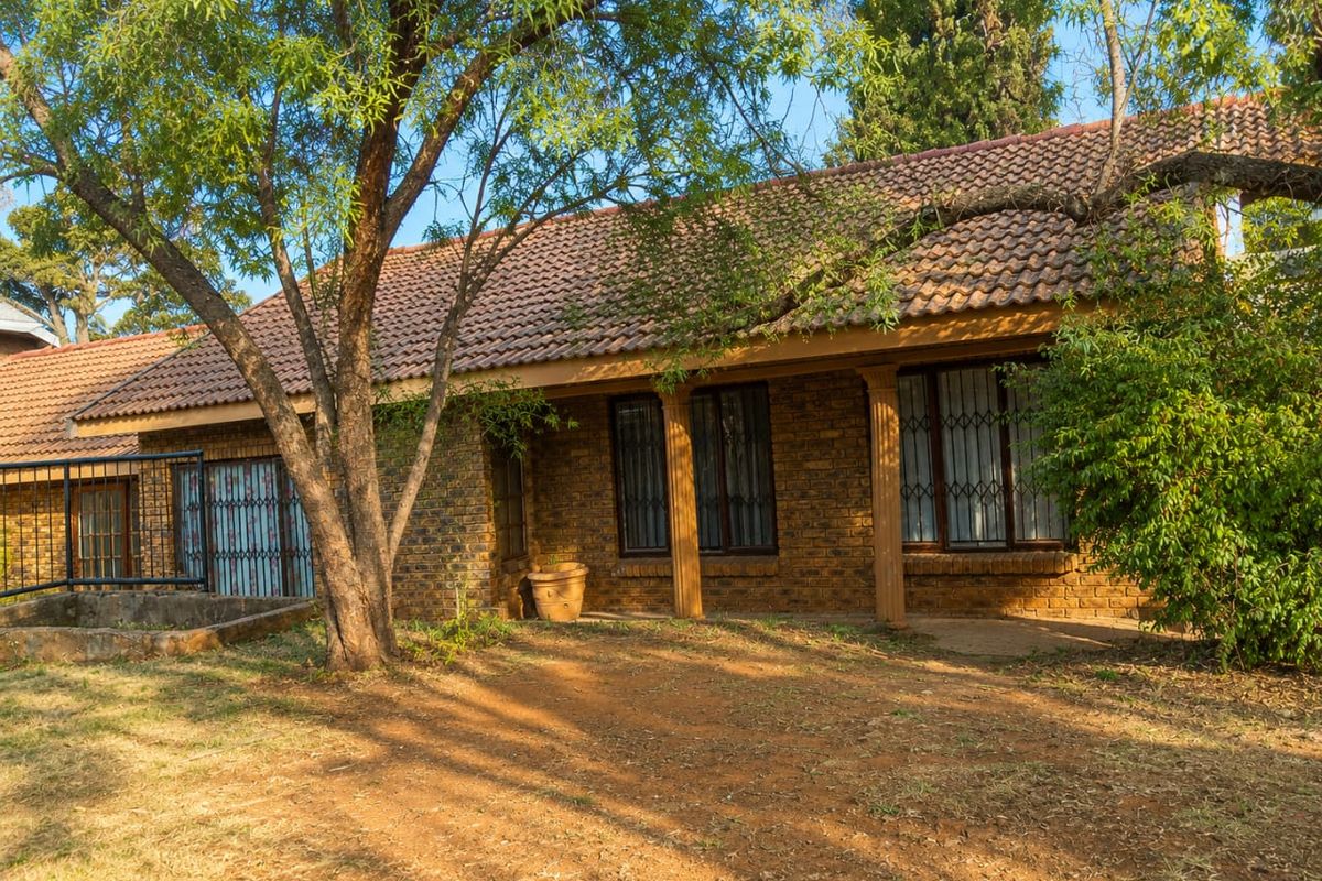 Three bedroom house for sale in  Heuweloord centurion - Photo 4
