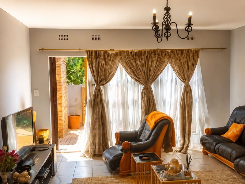 Spacious open plan 3 Bedroom Townhoue in Birchleigh North living mood - Photo 2