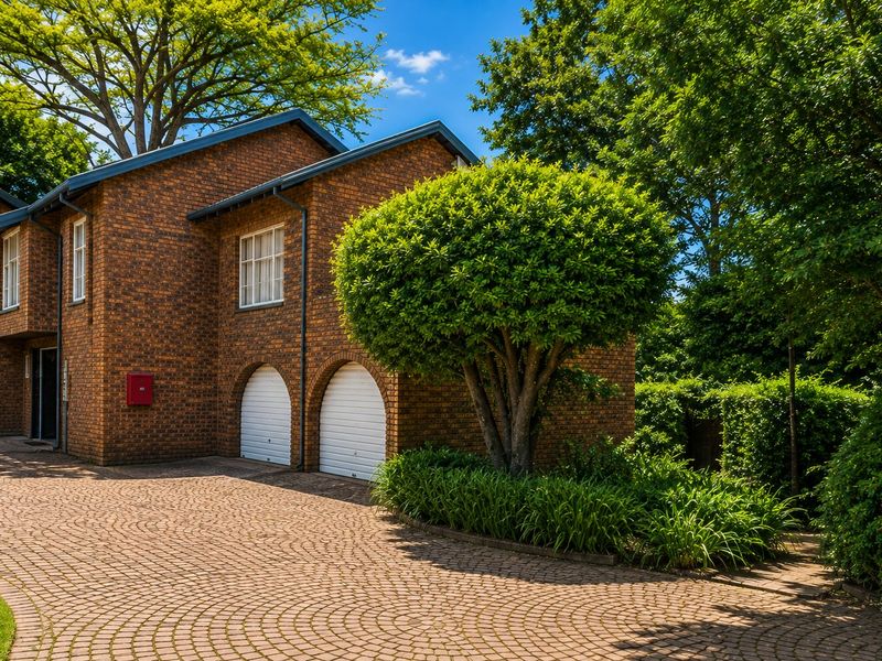 Spacious open plan 3 Bedroom Townhoue in Birchleigh North living mood